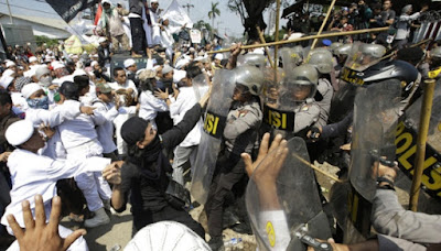 demo gereja santa clara bentrok rusuh