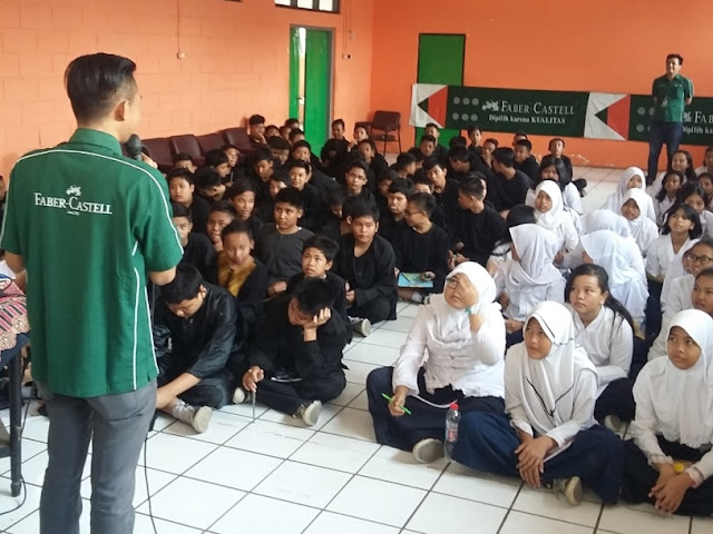 Suasana School Visit Menulis Faber Castel di SMP YWKA Bandung