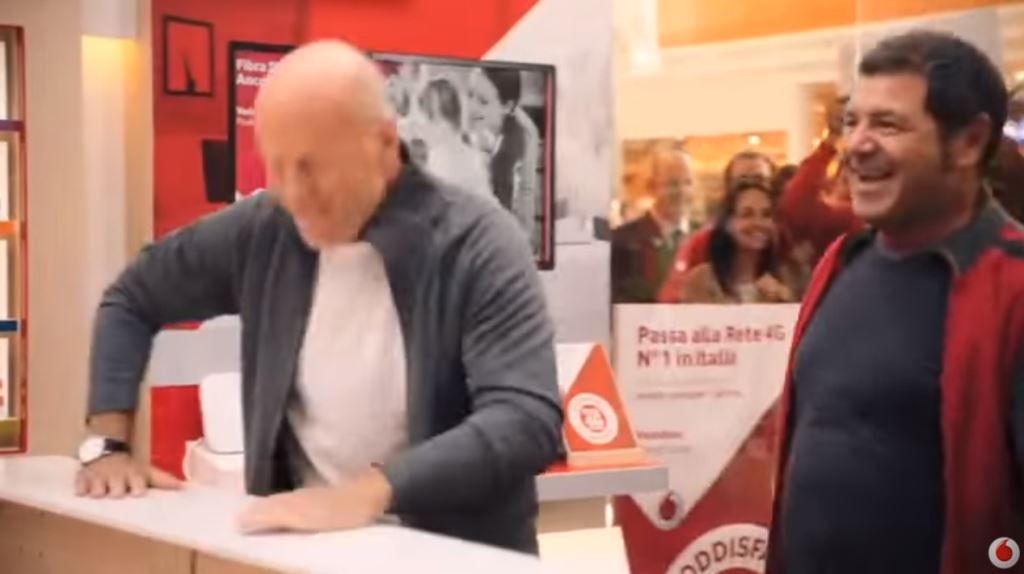 Bruce Willis passa a Vodafone 4G (finalmente) nella pubblicità nuova
