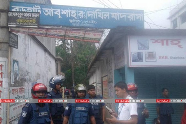 মৌলভীবাজারে জঙ্গিদের হাতে বিপুল অস্ত্র-বিস্ফোরক মৌলভীবাজারে জঙ্গিদের হাতে বিপুল অস্ত্র-বিস্ফোরক