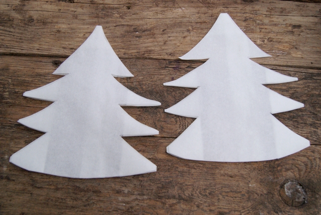 DIY Weihnachtsbäume aus Butterbrottüten ausschneiden
