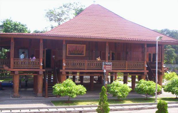 Lampung terletak di belahan paling bawah Pulau Sumatera yang berbatasan pribadi dengan Sel Rumah Adat Lampung : Nuwou Sesat, Konstruksi dan Penjelasannya