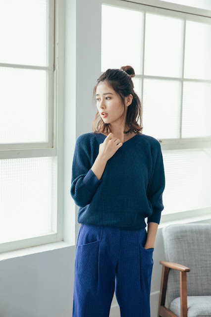 麥田捕手格紋V領縮口針織上衣-星藍