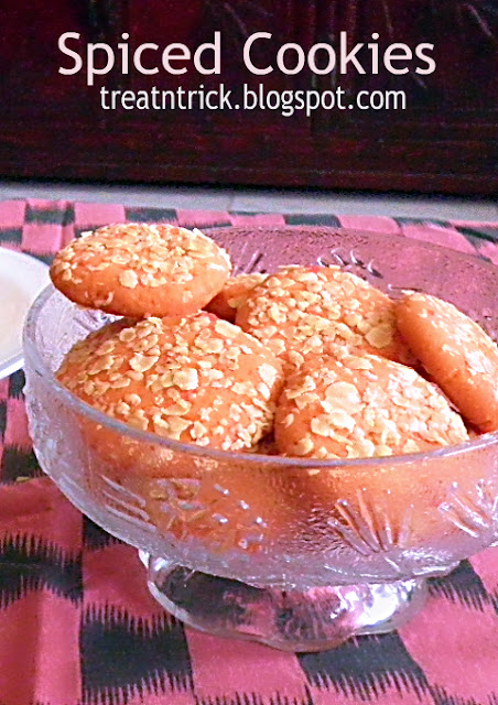 Spiced Cookies Recipe  @ http://treatntrick.blogspot.com