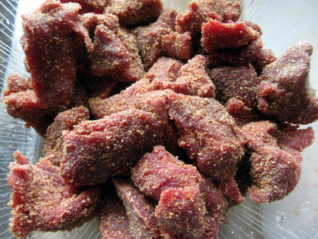 Venison stew by Laka kuharica: Toss pieces of meat in seasoned flour
