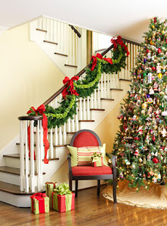 escaleras decoradas en navidad, guirnaldas, guirnaldas en navidad, árbol de navidad, árbol navideño, regalos en el suelo, escaleras navideñas, moños rojos en las escaleras, moños rojos y guirnaldas en las gradas, gradas navideñas, decoración de escaleras en navidad, como decorar las gradas en navidad, ideas para decorar en navidad, sugerencias de decoración en navidad, manualidades navideñas, hacer manualidades navideñas, manualidades navideñas fáciles, coronas navideñas, guirnaldas navideñas, coronas de pino para navidad, decorações de Natal, decorar os stands no Natal, guirlandas de Natal, artesanato de Natal, idéias de decoração para o Natal, decorações de Natal, guirlandas de Natal, fazer uma guirlanda havideña