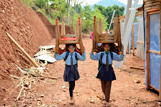 Los escolares colaboran en las tareas cotidianas en la ESCUELA (Nepal) 21-días-en-Nepal-ESCUELA-Fotografia