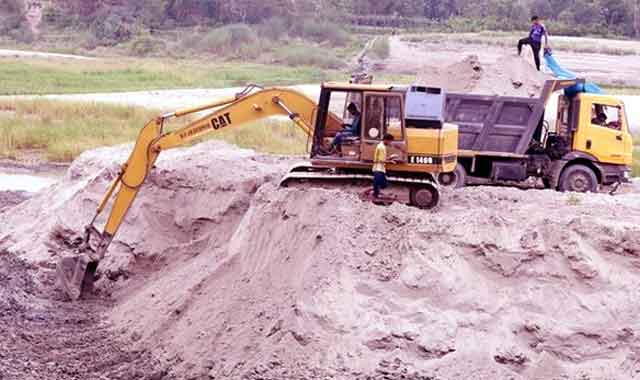 Balu lift from Tangail river: Shadow barrage dam in danger টাঙ্গাইলে নদী থেকে বালু উত্তোলন হুমকিতে শহররক্ষা বাঁধ