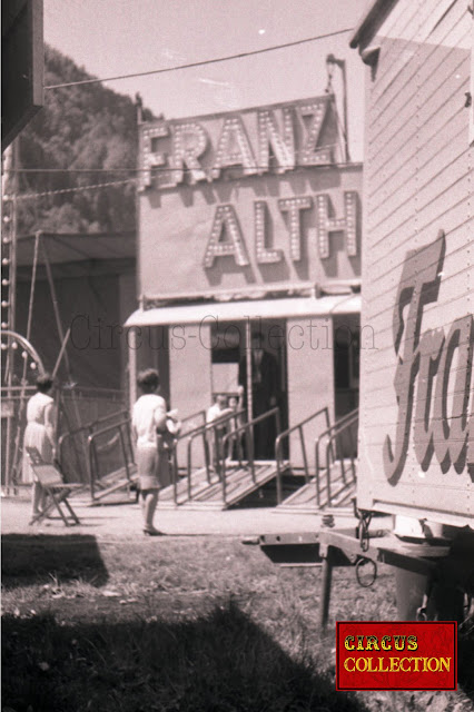 Roulotte façade et roulotte du Cirque Franz Althoff 1967