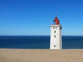 Eine Welt aus Sand: Der Leuchtturm von Rubjerg Knude. Ein großartiges Leuchtfeuer an Dänemarks Nordseeküste, das im Sand zu versinken und ins Meer zu stürzen droht, zudem ein tolles Ausflugsziel. Die ganze Geschichte auf Küstenkidsunterwegs!