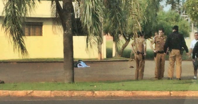 Resultado de imagem para TrÃªs policiais militares morreram apÃ³s uma troca de tiros entre eles mesmos em IvaiporÃ£, regiÃ£o Centro-Norte do ParanÃ¡. O caso chocou a pequena cidade. O confronto aconteceu no comeÃ§o da manhÃ£ deste domingo (2), quando o subtenente Luiz AntÃ´nio Abba e o soldado Robson Alves Medina assumiam o plantÃ£o na companhia.  Segundo a polÃ­cia, os dois foram surpreendidos pelos disparos efetuados pelo soldado Lucas Santos AraÃºjo, que jÃ¡ estava na unidade da 6Âª Companhia Independente da PM. Os dois PMs reagiram e atiraram contra Lucas.  No confronto entre os prÃ³prios policiais, o subtenente e o soldado que provocou o tiroteio morreram na hora. JÃ¡ Robson, conhecido como soldado Medina, foi levado em estado grave ao hospital, onde morreu horas depois.  O motivo do crime nÃ£o ficou claro e a PM ainda nÃ£o se posicionou sobre o ocorrido. Apesar disso, os relatos sÃ£o de que o soldado Santos, como era o conhecido o autor dos disparos, era uma pessoa antissocial e jÃ¡ respondia a pelo menos um procedimento na Ficha de ApuraÃ§Ã£o de TransgressÃ£o Disciplinar (FATD), por problemas de disciplina.  InvestigaÃ§Ãµes  A PolÃ­cia Civil informou que um inquÃ©rito policial vai ser aberto, pela Delegacia de IvaiporÃ£, para apurar as mortes. De acordo com as informaÃ§Ãµes iniciais, se confirma a histÃ³ria de que o soldado teria atirado contra seus colegas por volta das 7h, na troca de plantÃ£o.  O PM, conforme a PolÃ­cia Civil, morreu na frente da companhia. O Instituto de CriminalÃ­stica foi acionado, pois o rapaz tambÃ©m atirou conta um carro que trafegava pela rodovia. A polÃ­cia lamentou o ocorrido e segue com as investigaÃ§Ãµes para esclarecer o crime, mas detalhes nÃ£o vÃ£o ser repassados por enquanto.