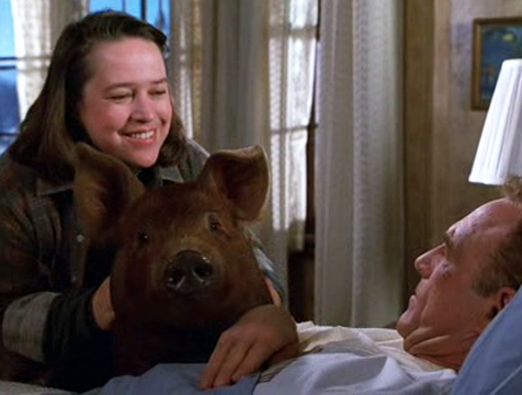 Annie Wilkes (Kathy Bates), Paul Sheldon (James Caan) y la cerda Misery - Cine de Escritor