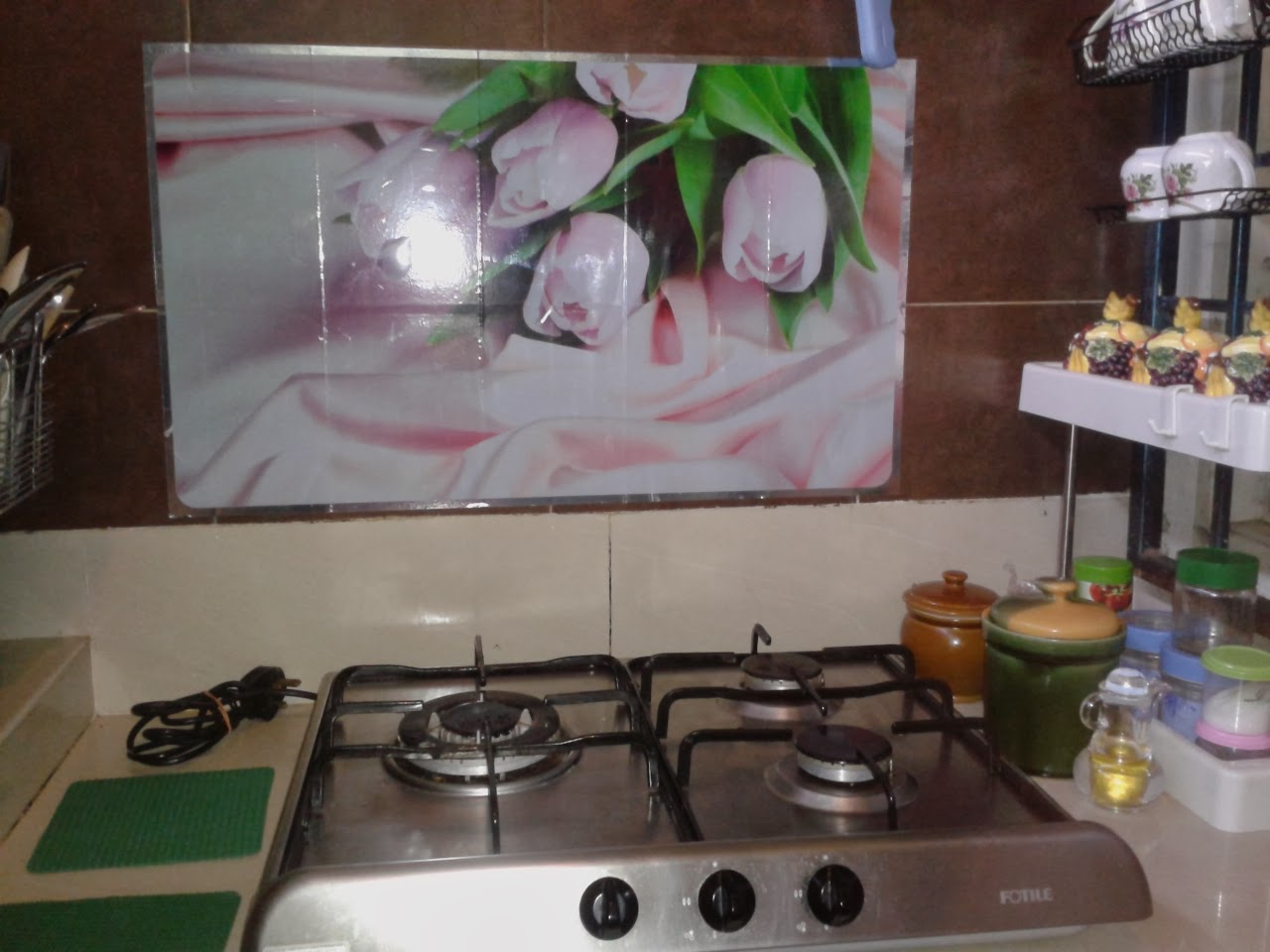 Rencah Kehinku Pelekat Dinding Dapur Dari Pintu Saja Dah Dapat Lihat Bunga Tulip Tu Ceria Sikit Dapur Yang Selama Gelap