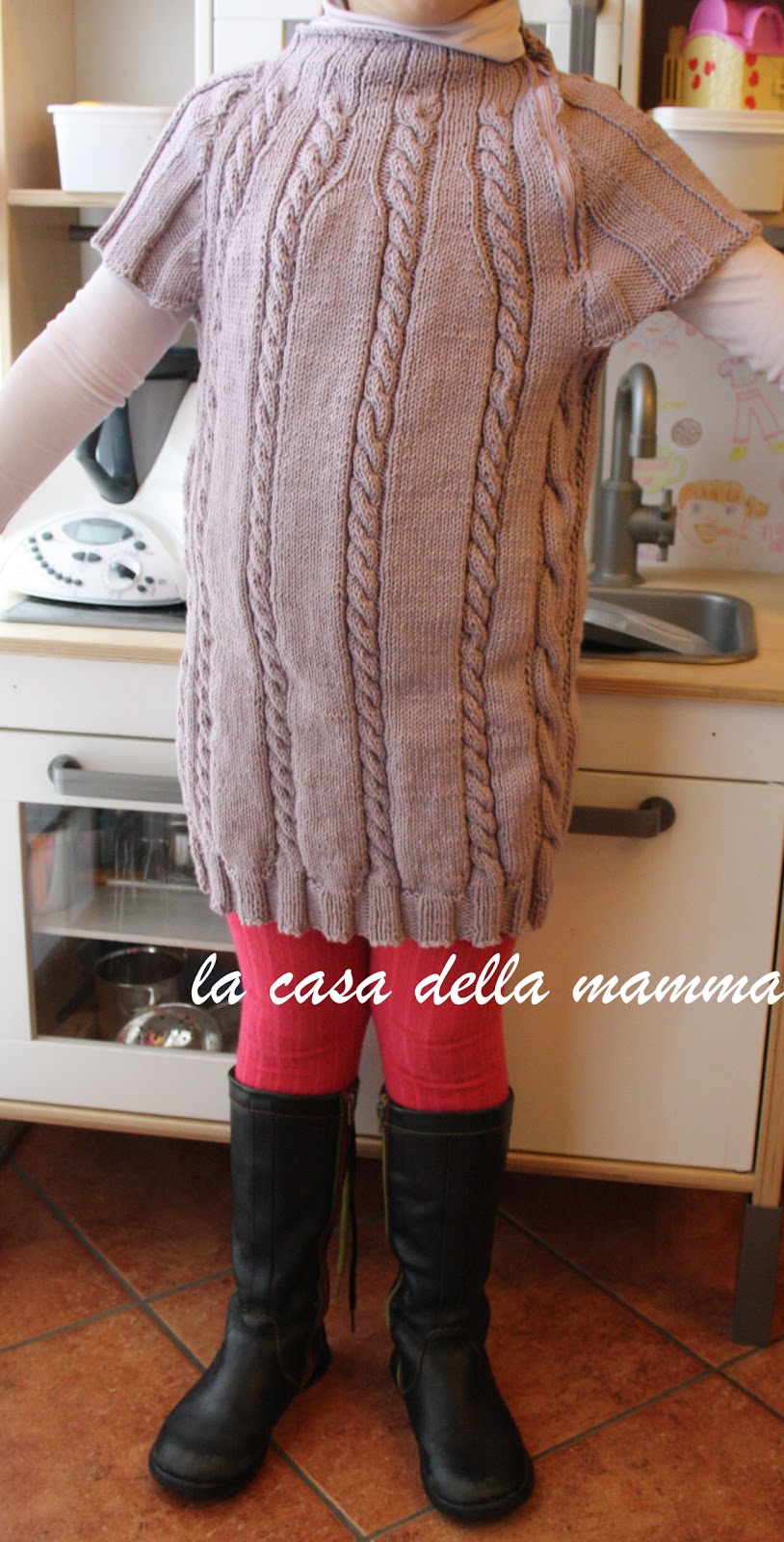 La casa della mamma Mini abito per bambina ai ferri con trecce e