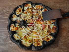 Pizza Hut's Black Halloween Pizza (暗黑魔法烤肉比萨) in China