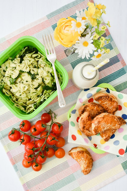 Easy Mini Spinach & Cream Cheese Puff Parcels Easy Mini Spinach & Cream Cheese Puff Parcels