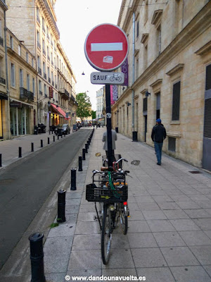 Señal sauf (excepto) bicicletas en Burdeos Señal sauf (excepto) bicicletas en Burdeos. Francia