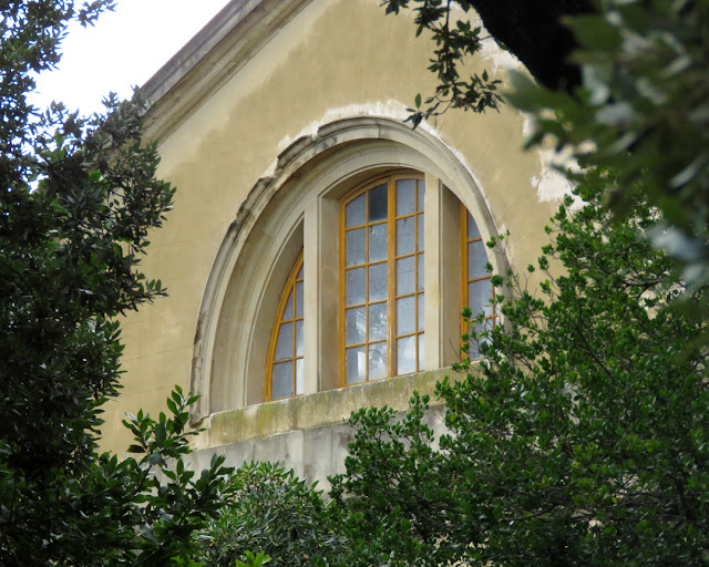 Side window of the Cisternone, piazza del Cisternone, Livorno
