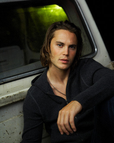 Reyah's Page: Taylor Kitsch airport delay incident in Indonesia and not ...
