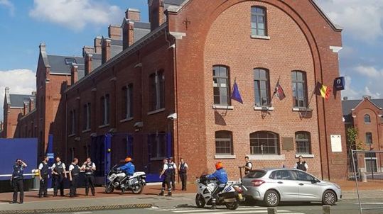 Bélgica, un hombre atacó a dos policías con un machete al gritó de Alá es grande Bélgica, un hombre atacó a dos policías con un machete al gritó de Alá es grande
