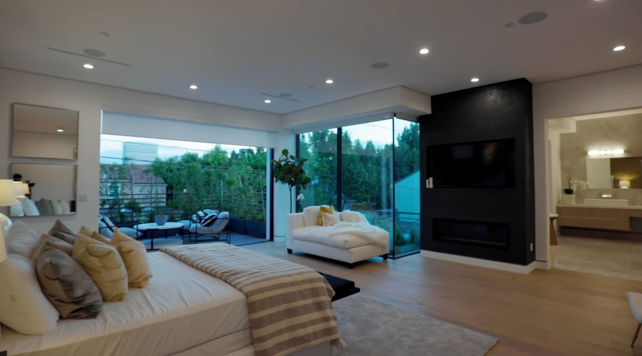 39 Photos vs. Inside a $4,000,000 Modern Mansion in Los Angeles with an INSANE Rooftop Deck! - Luxury Home & Interior Design Video Tour 39 Photos vs. Inside a $4,000,000 Modern Mansion in Los Angeles with an INSANE Rooftop Deck! - Luxury Home & Interior Design Video Tour