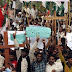 Cristianos de Pakistán protestan en las calles tras la quema de sus casas