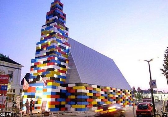 Iglesia con piezas de lego gigantes