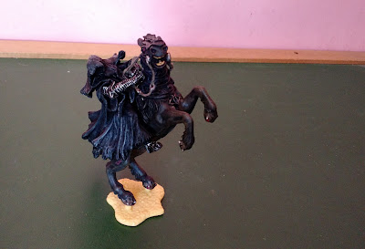 Miniatura  de vinil estática de personagem Ringwraith do O Senhor dos Anéis - total 12cm de comprimento R$ 25,00