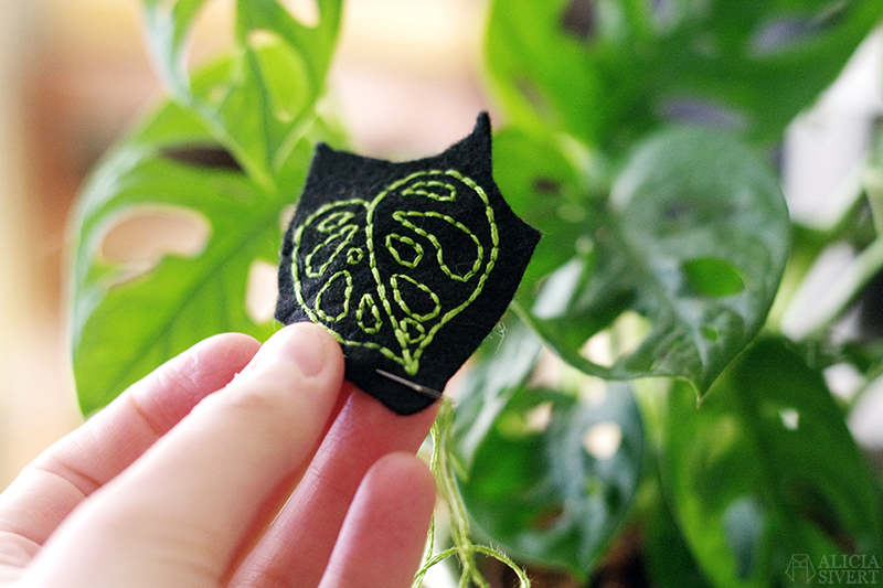 Monstera obliqua embroidered leaf by Alicia Sivertsson.