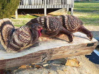 Animal tallado en tronco de madera.