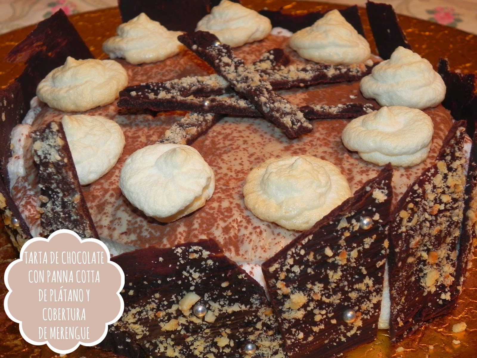 TARTA DE CHOCOLATE CON PANNA COTTA DE PLÁTANO Y COBERTURA DE MERENGUE