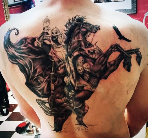 Grim Reaper tatuagem com um único toque. Este é outro criativo versão do reaper onde ele não simplesmente usar um pano, mas um medieval com armadura completa com uma espada e um cavalo de envolta com os crânios dos mortos. Um corvo também é visto voando em uma distância curto.