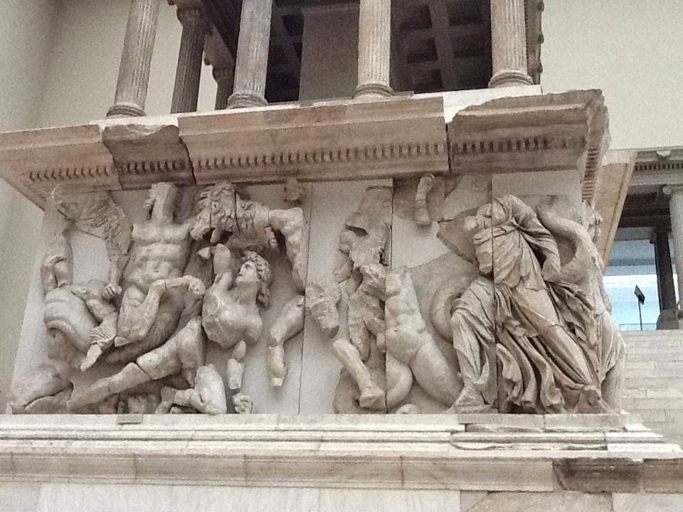 Parada y Fonda de un viajero El Altar de Pérgamo. Museo Pérgamo, Berlín.