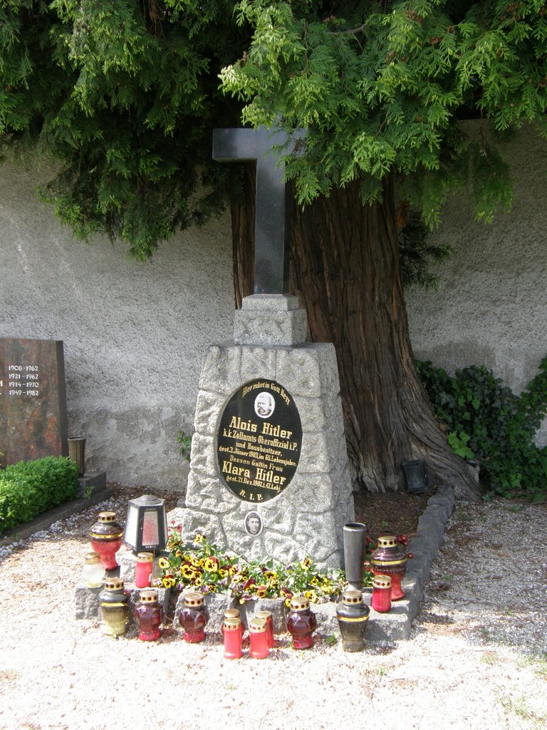 Могила адольфа гитлера. Могила Гитлера Адольфа. Леондинг Австрия кладбище.