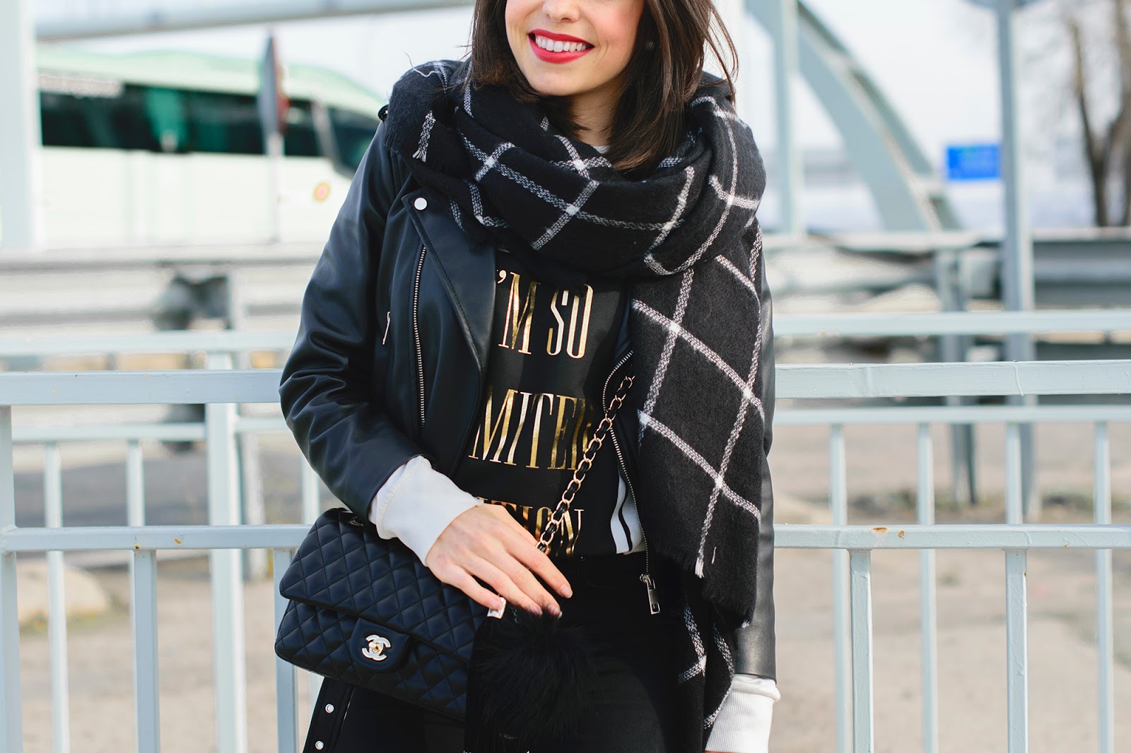 Look con biker y sneakers ponteunostacones