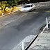 Campos: câmeras de segurança flagram jovem implorando a assaltante para não ter celular roubado