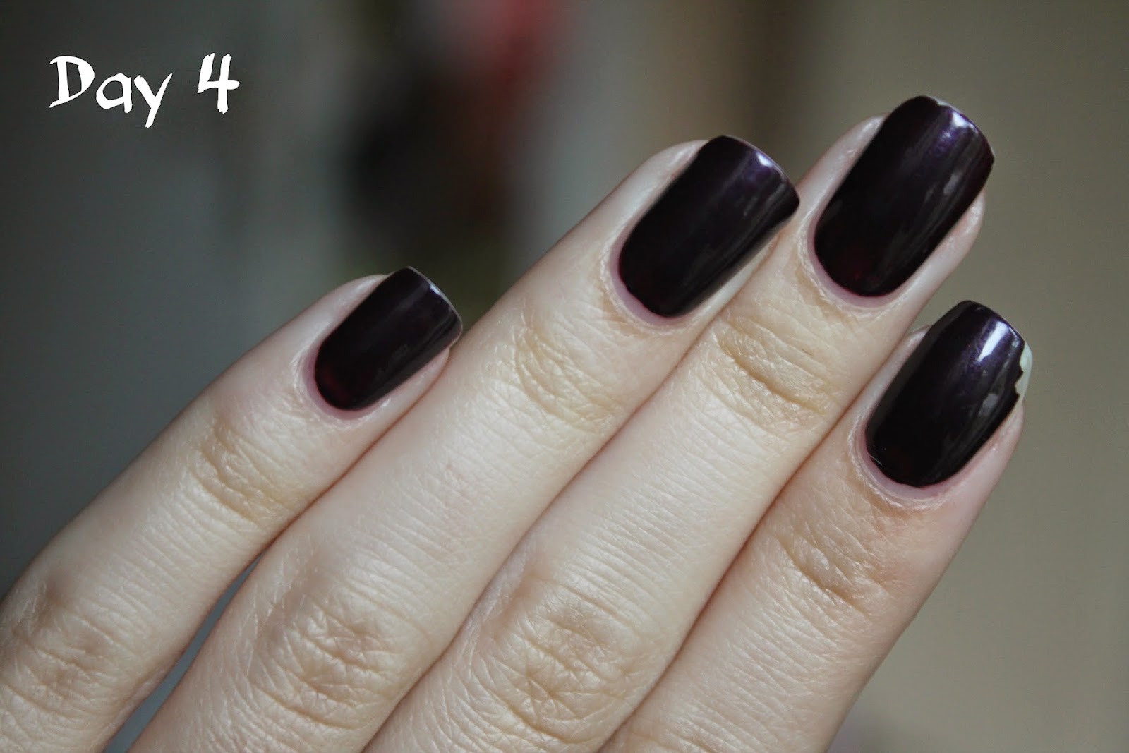 Почему сколы. Содранное покрытие с ногтей. Отслойка гель лака от ногтя. Почему сколы. Отслойки на ногтях гель лака.