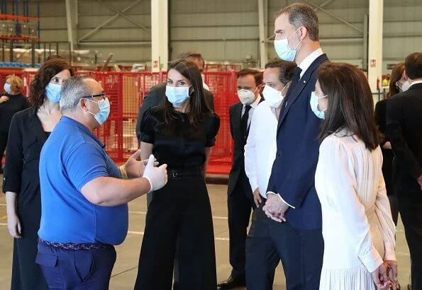 King Felipe and Queen Letizia visited the Coslada Transport Center. Queen wore Hugo Boss blouse, Boss pants and Boss shoes