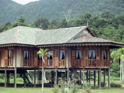 rumah panggung tradisional di pedesaan