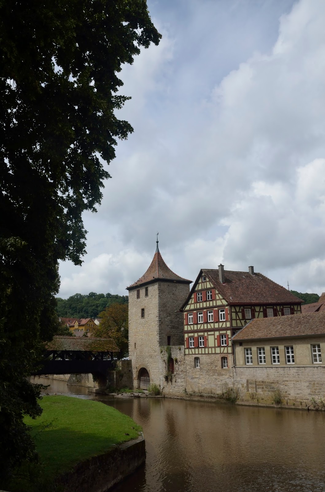 Río y una puesta de entrada a la antigua ciudad Río y una puesta de entrada a la antigua ciudad de Schwäbisch Hall
