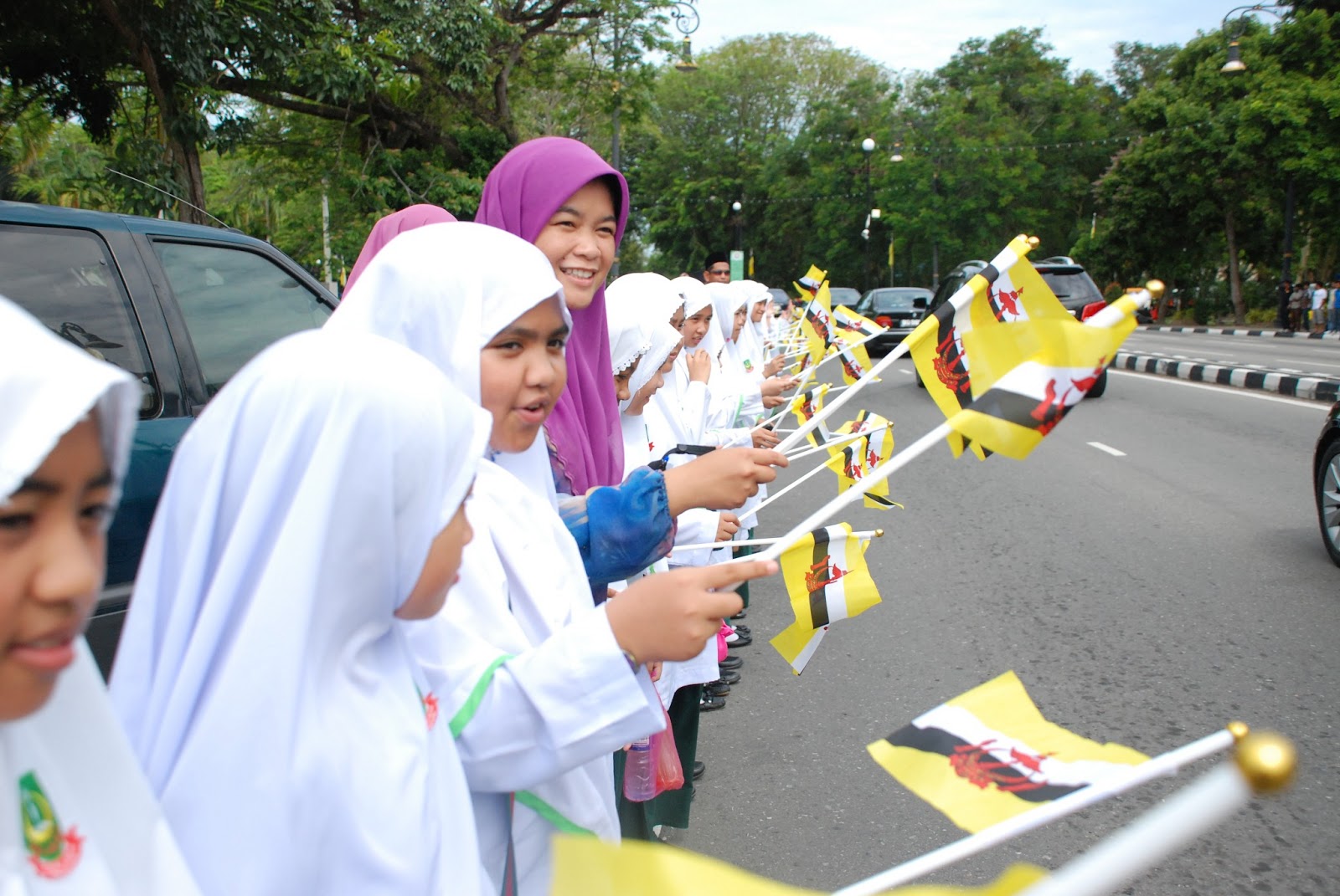 Малайзия бруней. Brunei Darussalam университет. Жители Брунея. Бруней армия.