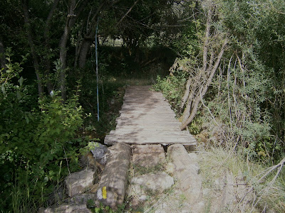 Puente sobre el río Laguna en Campillos Sierra, Serranía de Cuenca, España Puente sobre el río Laguna en Campillos Sierra, Serranía de Cuenca, España