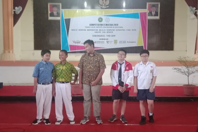 Aristo (kanan) Juara 1 KOMAT 2019 Tingkat SMP Aristo (kanan) Juara 1 KOMAT 2019 Tingkat SMP