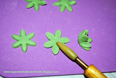 How to make cluster of tree leaves in gumpaste.