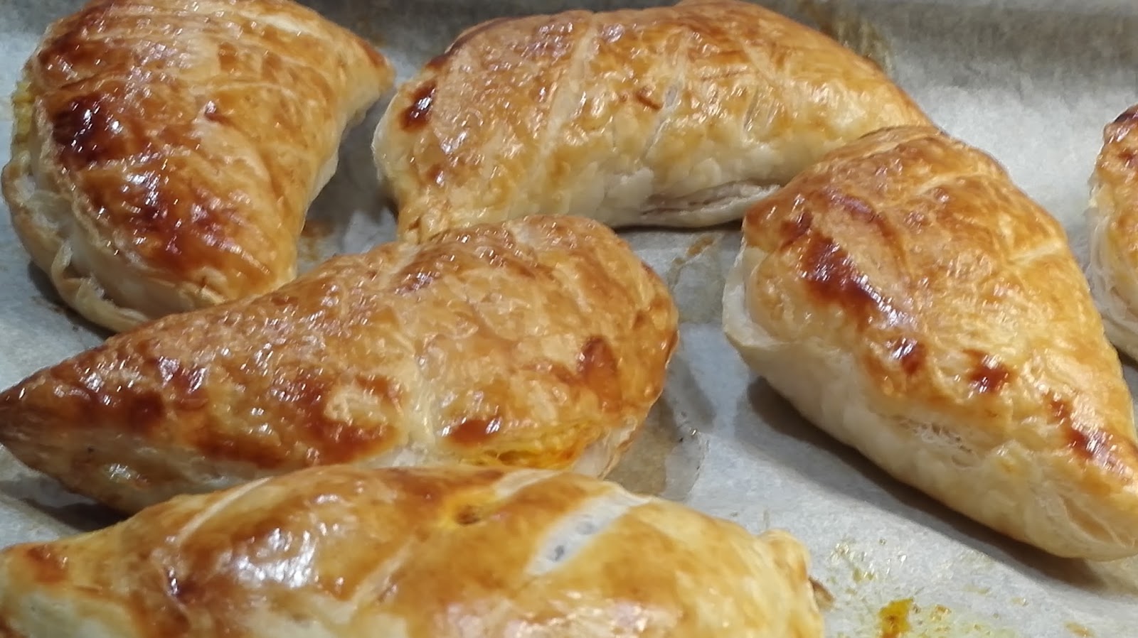 Pat's Kitchen Journal Curry Chicken Puff ( Quick version)