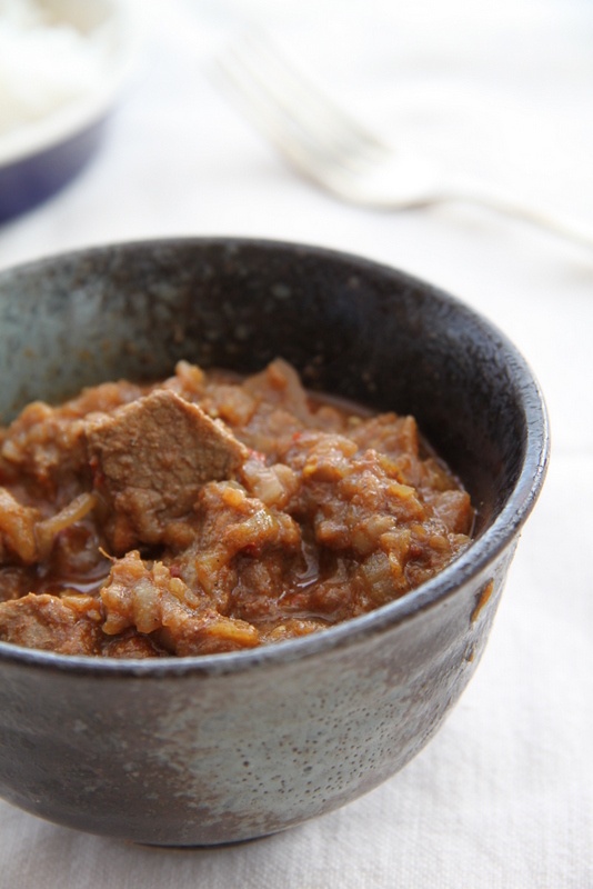 Curry z jagnięciny w cebuli