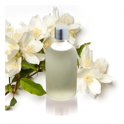 L'huile d'olive avec de l'huile de jasmin L'huile d'olive avec de l'huile de jasmin