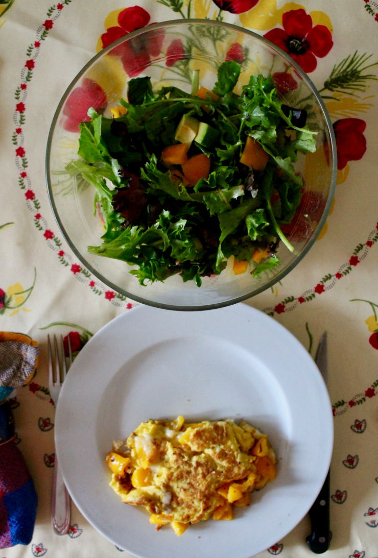 Diner: frittata with orange peppers, salad with avocado and orange peppers