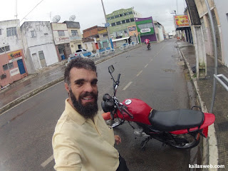 Moto emprestada para ir ao banco.