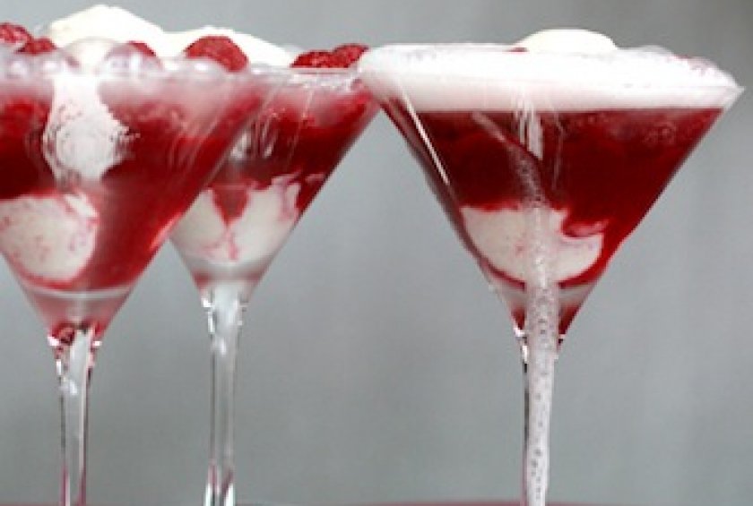 raspberry champagne fizz fancy cocktail recipe